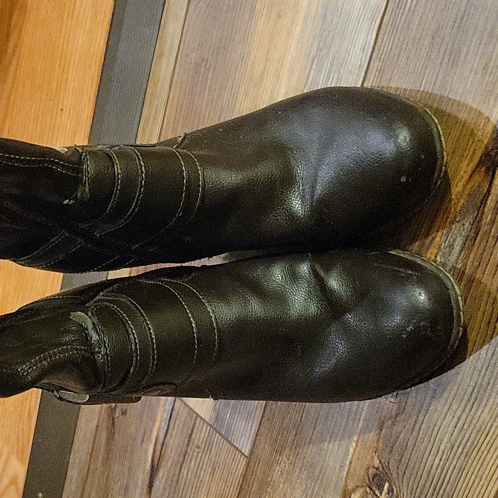Born Brown man made Leather healed boots size 6.5
